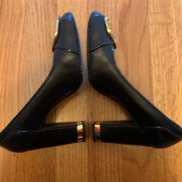 Tory burch black leather pumps sz 6 - Picture 2 of 3